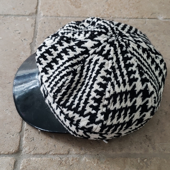 Bundle: AUGUST hat and D&Y scarf. ( only bundle of 3) - Picture 2 of 11